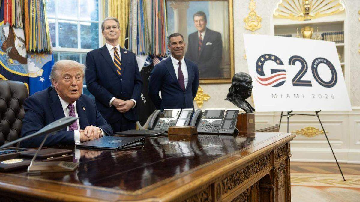 El alcalde de Miami, Francis Suárez (a la derecha), junto al presidente Donald Trump y el secretario del Tesoro de EEUU, Scott Bessent, en momentos en que el mandatario anuncia sus planes de celebrar la cumbre del G20 de 2026 en Doral durante una sesión informativa en el Despacho Oval el 5 de septiembre de 2025 en Washington, D.C.