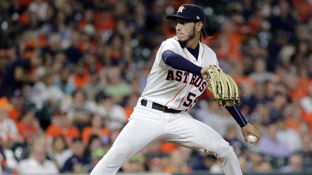 El joven pitcher cubano Cionel Pérez lanza por los Astros en el octavo episodio del partido ante los Atléticos, el 11 de julio de 2018.