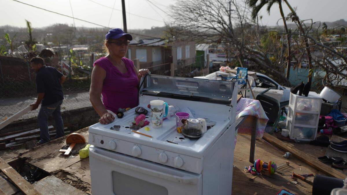 Myriam Rivera y su familia tratan de reconstruir su casa que fue destruida por el huracán María, en el barrio de Acerolas, en Toa Alto, Puerto Rico. 