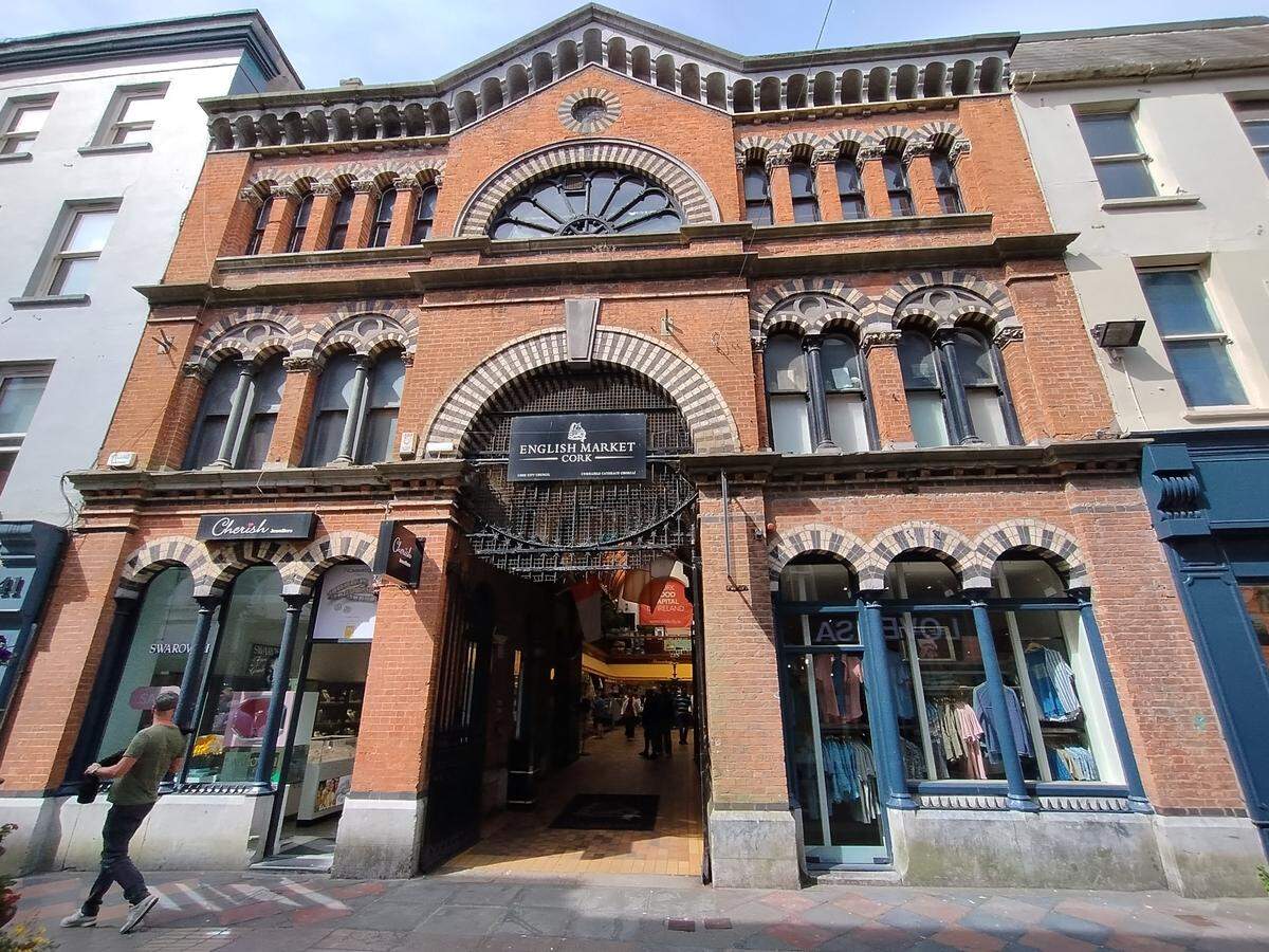 El pintoresco Mercado Inglés, construido originalmente en 1788 y reconstruido en los años 80 tras un incendio, es un paraíso para conocer productos locales como la morcilla o los quesos.