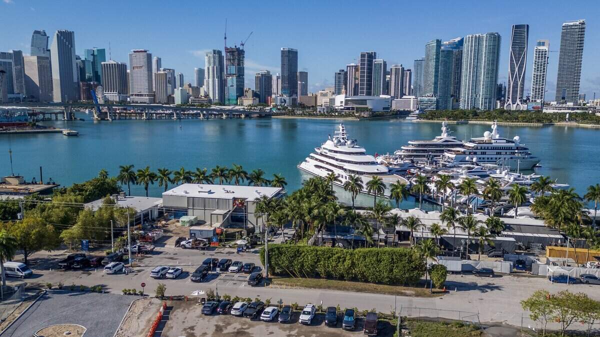 Vista del downtown de Miami desde el lado sur de Watson Island en un terreno de 3.2 acres que el condado ha vendido por $29 millones a constructores de condominios y hoteles.