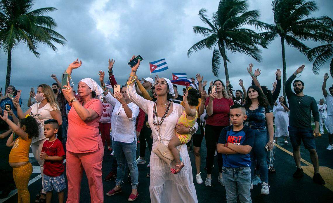 Cubanos recurren a la fe para canalizar su tristeza por la crisis en la isla, en la Ermita de la Caridad de Miami, el 14 de julio.