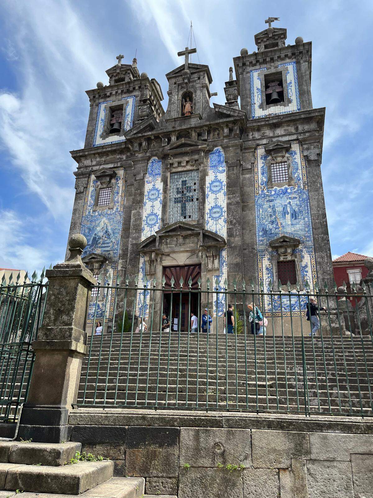 Fachada de la Iglesia de San Ildefonso que está decorada con azulejos obra de Jorge Colaço.