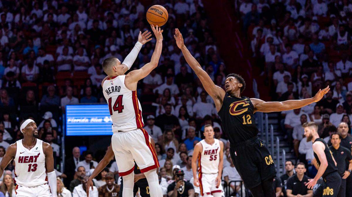 El jugador del Heat Tyler Herro tira al aro ante la marca de De’Andre Hunter, de los Cavaliers de Cleveland, en el partido celebrado el 26 de abril de 2025 en Miami.