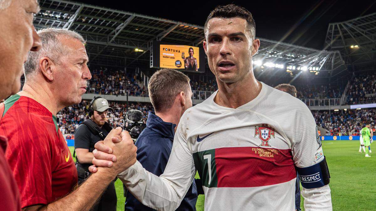 Cristiano Ronaldo saluda al cuerpo técnico de Portugal tras el triunfo 1-0 de su selección ante Eslovaquia, en el partido de la clasificación a la Eurocopa 2024 que tuvo lugar en Bratislava.