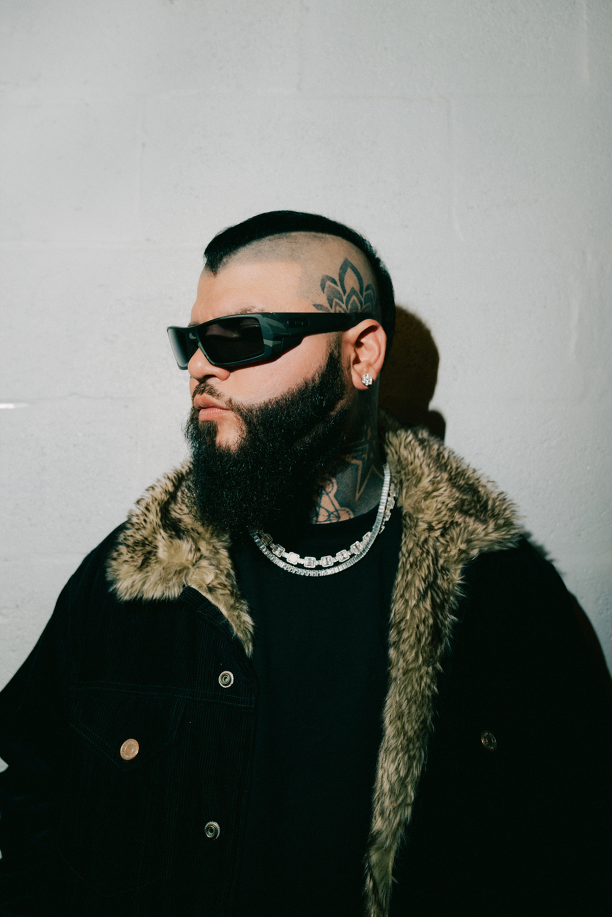 Farruko trasciende a un nuevo reino musical y visual con CVRBON VRMOR [C_DE: G_D.O.N.]