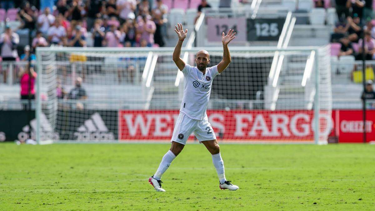 El delantero del Inter de Miami, Federico Higuaín, saluda a los fanáticos cuando abandona el campo en la segunda mitad de un partido de fútbol de la MLS contra el New York City FC, el sábado 30 de octubre de 2021, durante, en Fort Lauderdale, Florida. Higuaín anunció que se retirará en al final de la temporada 2021 de la MLS.