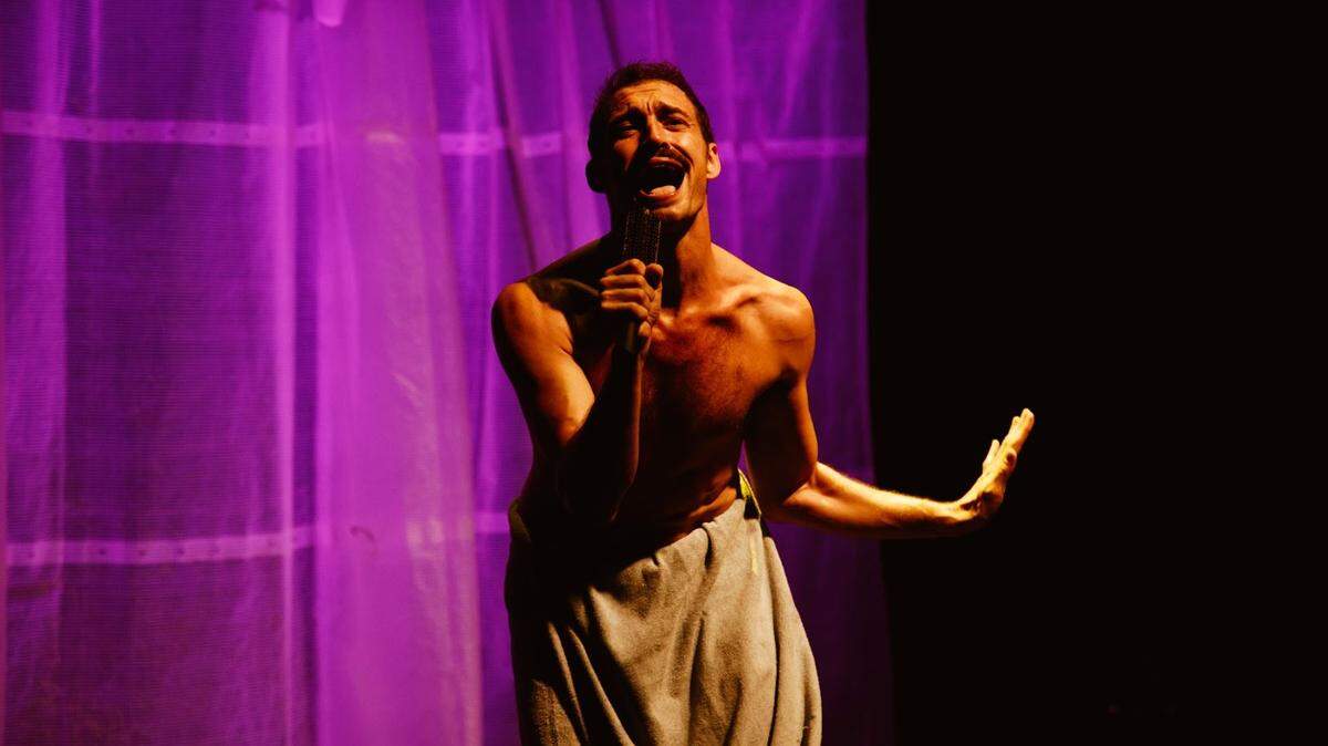  En abril de 2026, FUNDarte traerá al Aventura Arts & Cultural Center “Apocalipsync”, unipersonal en el que el actor argentino Luciano Rosso se desdobla en 40 personajes “para matar el aburrimiento”. 