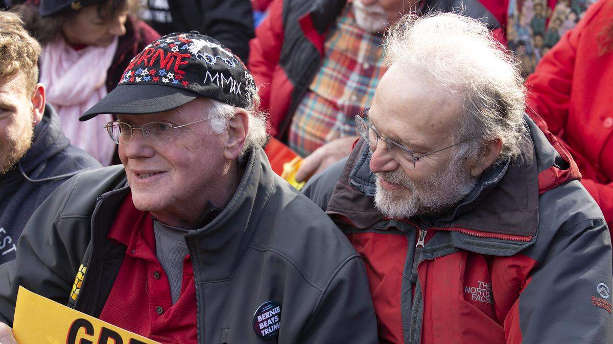 Ben Cohen y Jerry Greenfield, fundadores de los helodos Ben and Jerry’s, participan en una protesta sobre la amenaza del cambio climático, frente a la Casa Blanca, Washington, D.C., el 8 de noviembre de 2029.