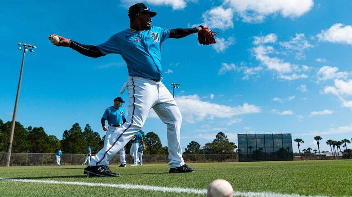 SIXTO SANCHEZ lanza en el terreno de Jupiter durante la primavera de los Miami Marlins.