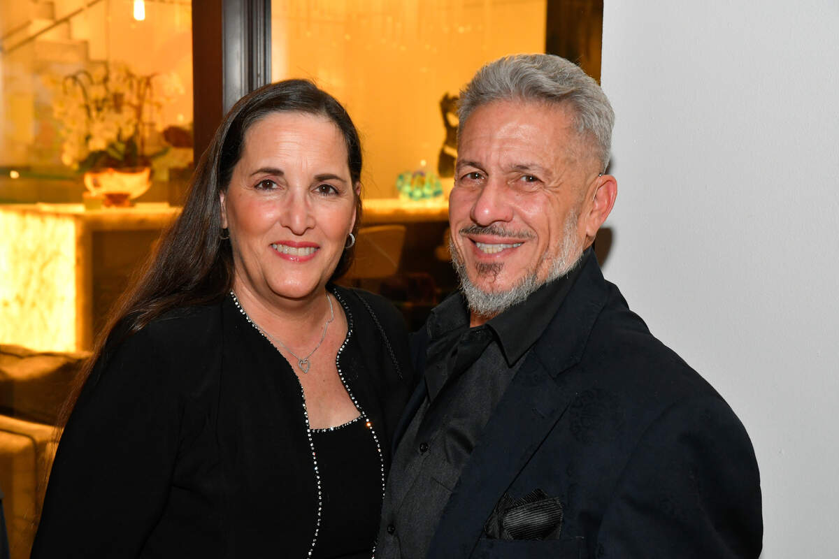 El Comisionado José ‘Pepe’ Díaz y su esposa.