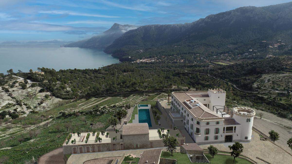 La impresionante piscina azul de 28 metros de Son Bunyola con vistas a los viñedos de la finca y a las impresionantes vistas de la famosa Sa Foradada, es el lugar ideal para relajarse.