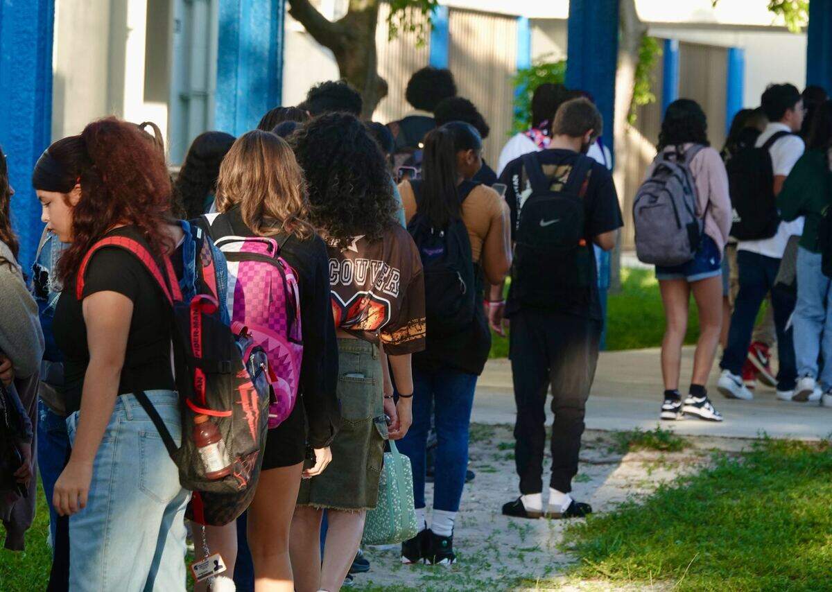 Los detectores de metales instalados en las escuelas secundarias públicas del condado de Broward provocaron demoras de varias horas en la admisión de estudiantes el primer día de clases.