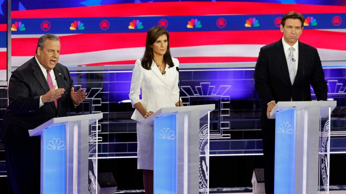 El gobernador de Florida, Ron DeSantis (der.) y la exembajadora de Estados Unidos ante la ONU Nikki Haley (centro) iniciaron su participación en el tercer debate republicano este miércoles en Miami con criticas a Donald Trump, de quien dijeron que no es el presidente que el país necesita ahora.