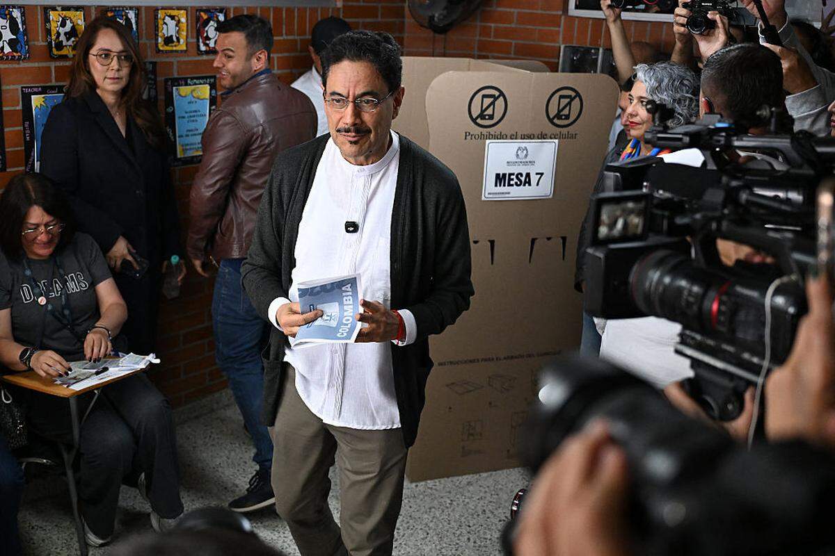 El candidato por el partido gobernante Pacto Histórico, Iván Cepeda, emite su voto en un centro electoral durante las elecciones presidenciales en Colombia, el 31 de mayo de 2026 en Bogotá. 