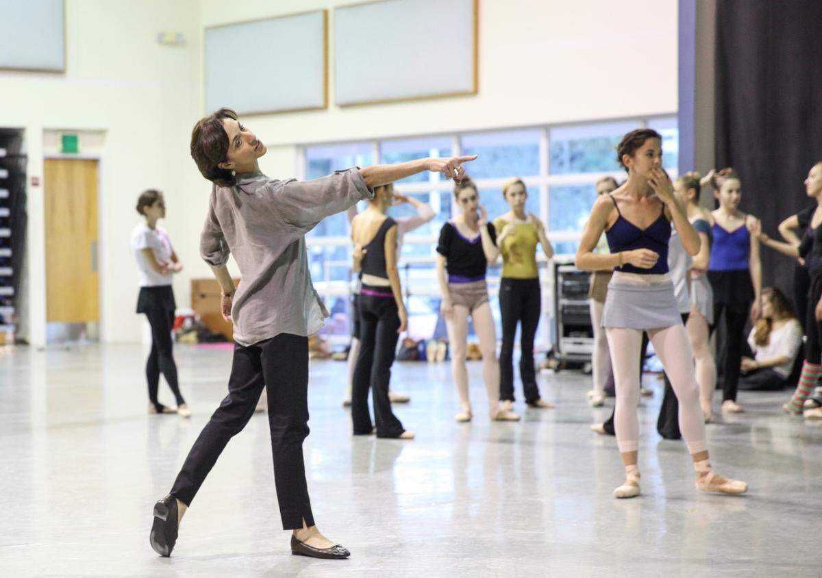 Lourdes López ensayando con bailarines del Miami City Ballet. 