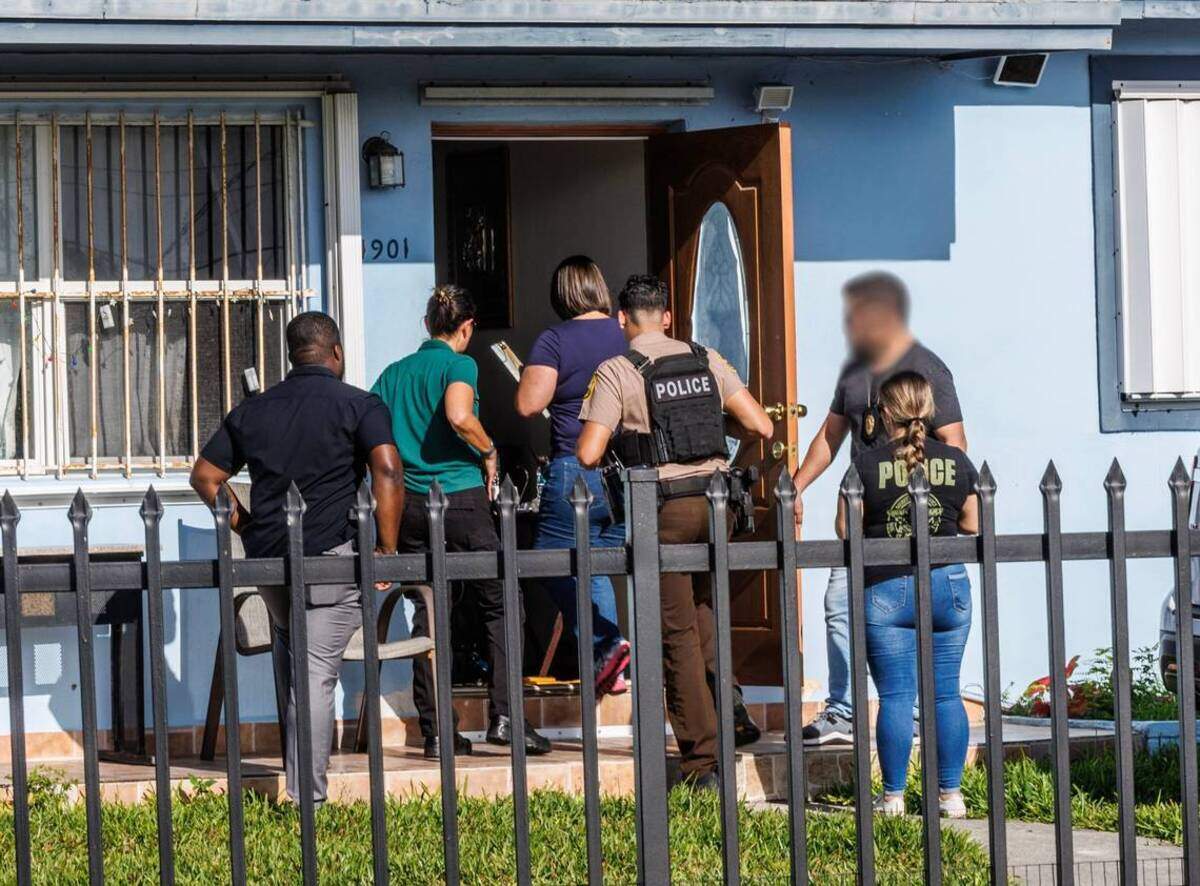 El sábado por la mañana, detectives de la policía de Miami-Dade efectuaron una redada en una casa del suroeste del condado que, según dijeron las autoridades, se usaba como una clínica veterinaria sin licencia.
