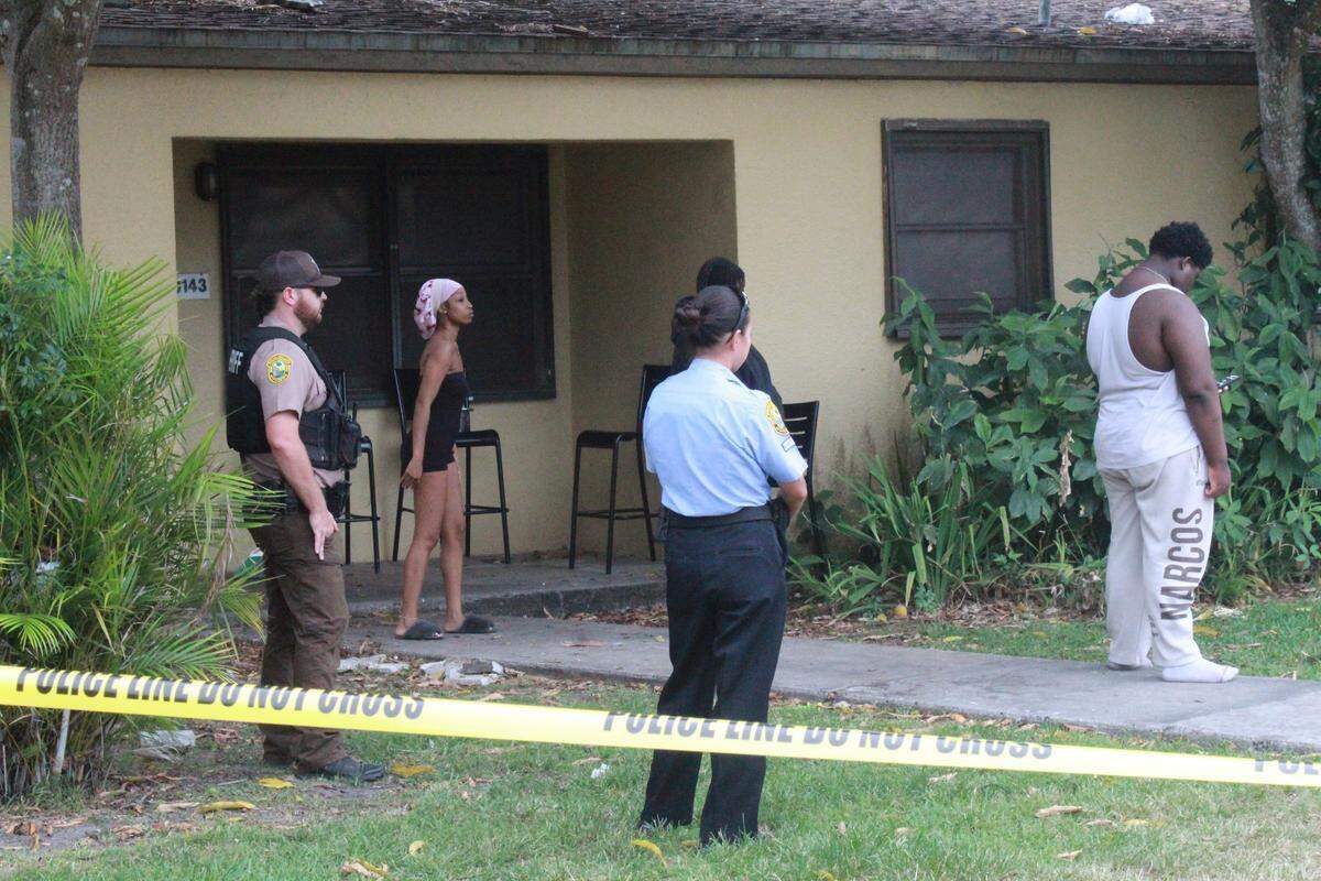 Residentes de un vecindario del suroeste de Miami-Dade conversan con agentes del Departamento de Policía de Miami-Dade el martes 12 de mayo de 2026, después de que un niño de 6 años se disparara accidentalmente. Devoun Cetoute dcetoute@miamiherald.com