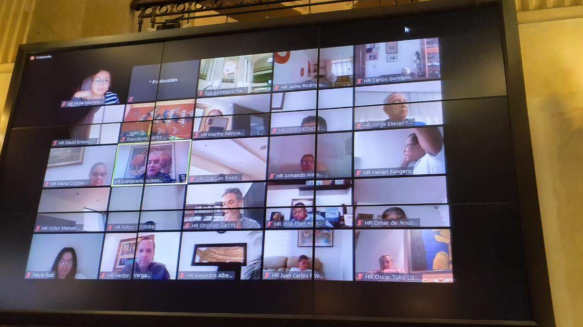 Una pantalla en el Congreso de Colombia muestra el momento de la primera reunión virtual en sus más de 200 años de historia.