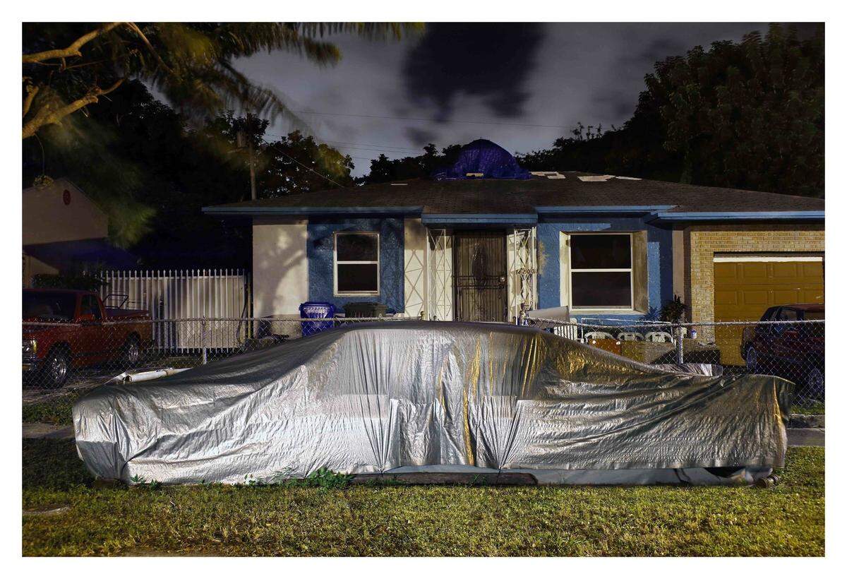 ‘Covered Car, White House, and Blue Decorative Shutters’, 2012, impresión digital en papel satinado, 20 x 30 pulgadas.