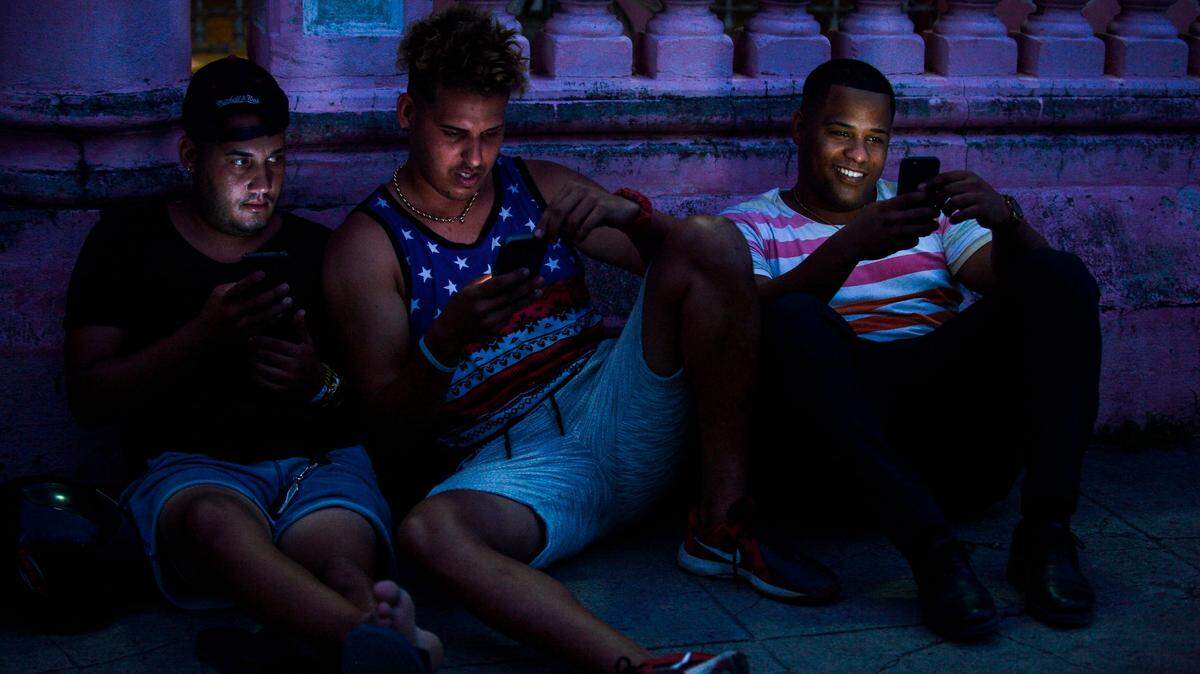 Foto de archivo de jóvenes cubanos conectados a internet desde su teléfono móvil en La Habana, el 6 de junio de 2019.