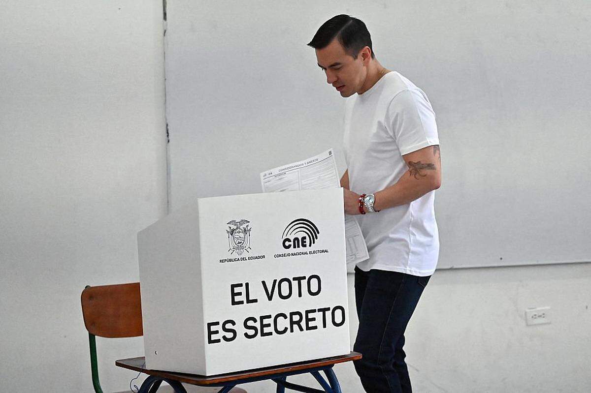 El presidente Daniel Noboa vota en el referendo el domingo 16 de noviembre de 2025 en Olón, Ecuador.