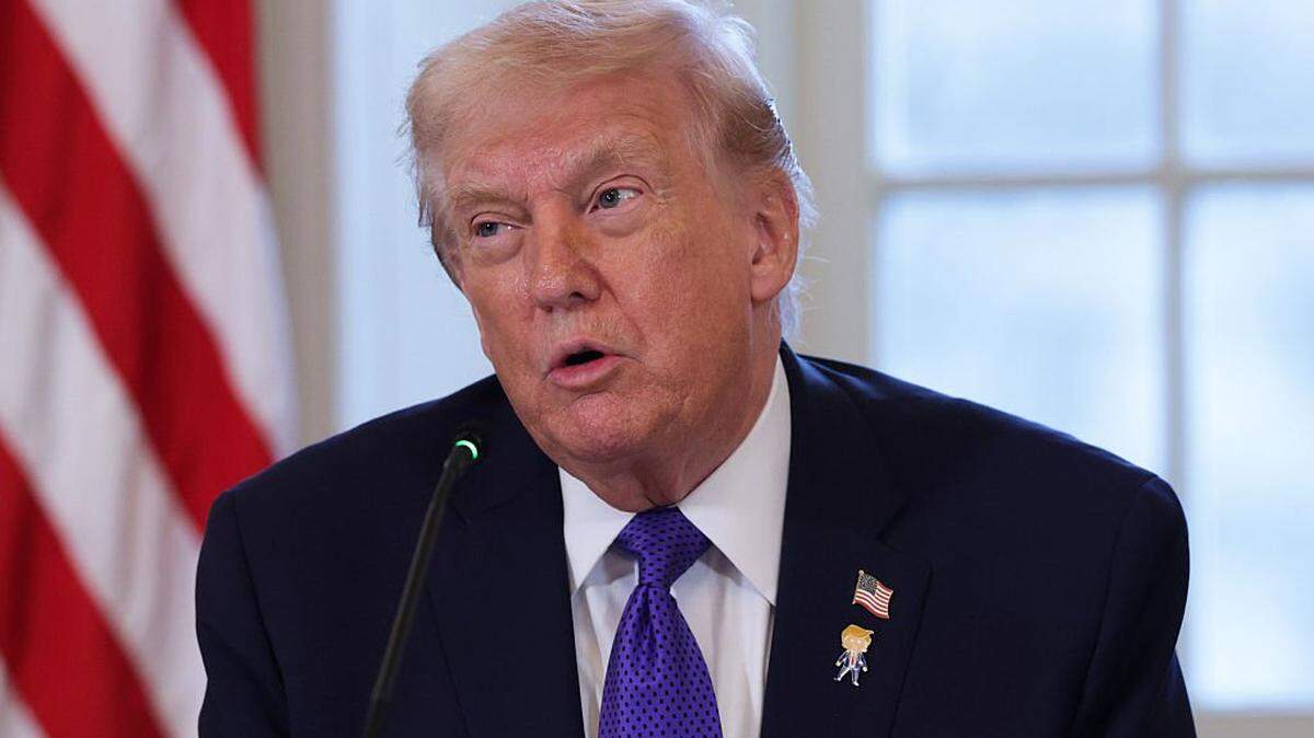 WASHINGTON, DC - JANUARY 09: U.S. President Donald Trump speaks during a meeting with oil and gas executives in the East Room of the White House on January 9, 2026 in Washington, DC. Trump is holding the meeting to discuss plans for investment in Venezuela after ousting its leader NicolÃ(degrees)s Maduro. (Photo by Alex Wong/Getty Images)