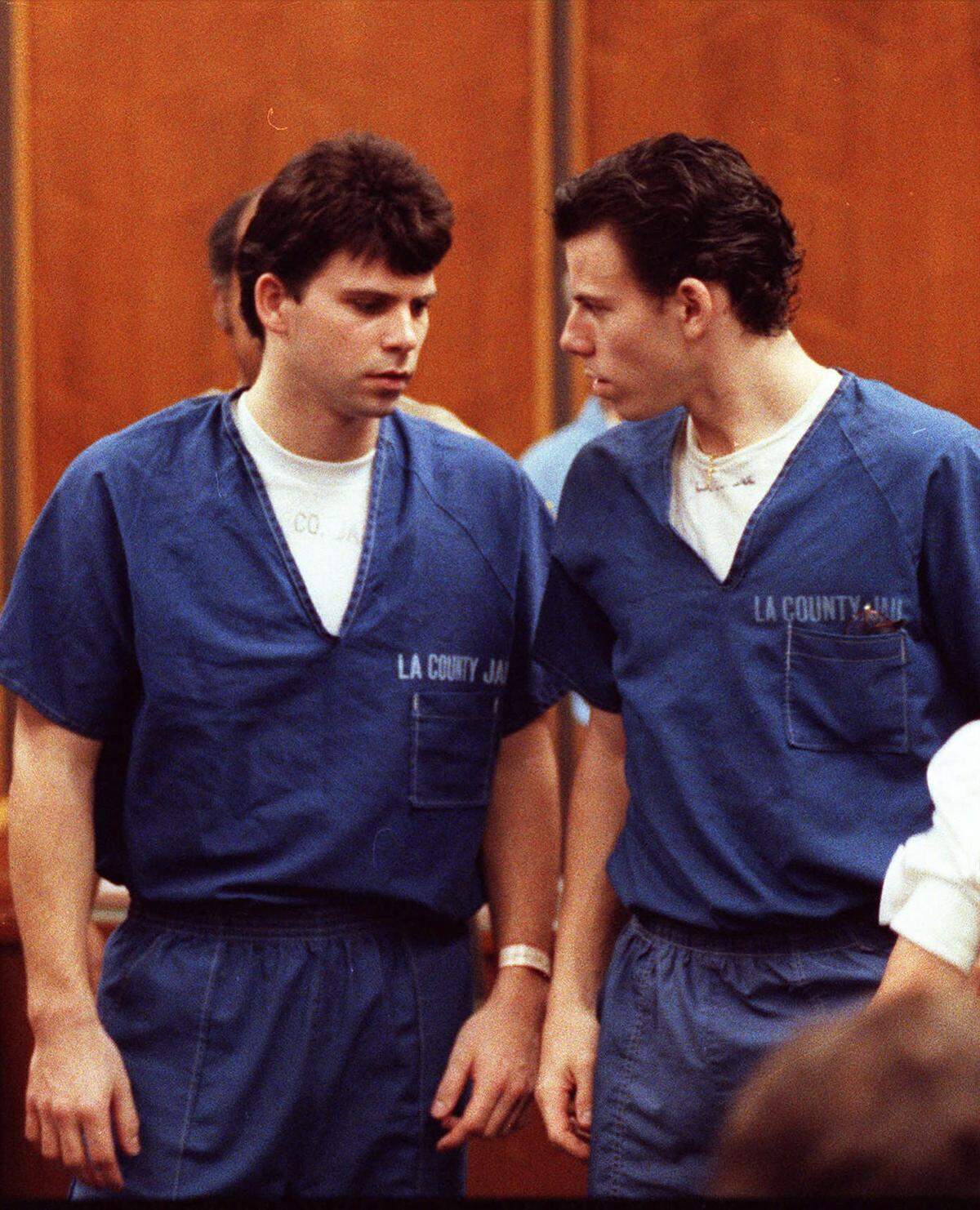 Lyle Menendez (izquierda) junto con su hermano Erik, abandonan la corte en Santa Mónica, California, en agosto de 1990. Los hermanos fueron encontrados culpables de asesinato en primer grado.