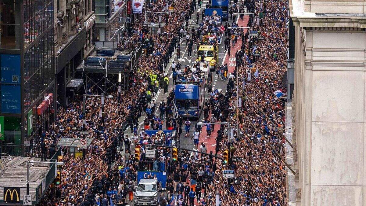 La ciudad de Nueva York rindió homenaje este jueves a los Knicks, su equipo de baloncesto que se coronó campeón de la NBA el fin de semana, con un desfile multitudinario por las calles de Manhattan, el jueves en Nueva York.