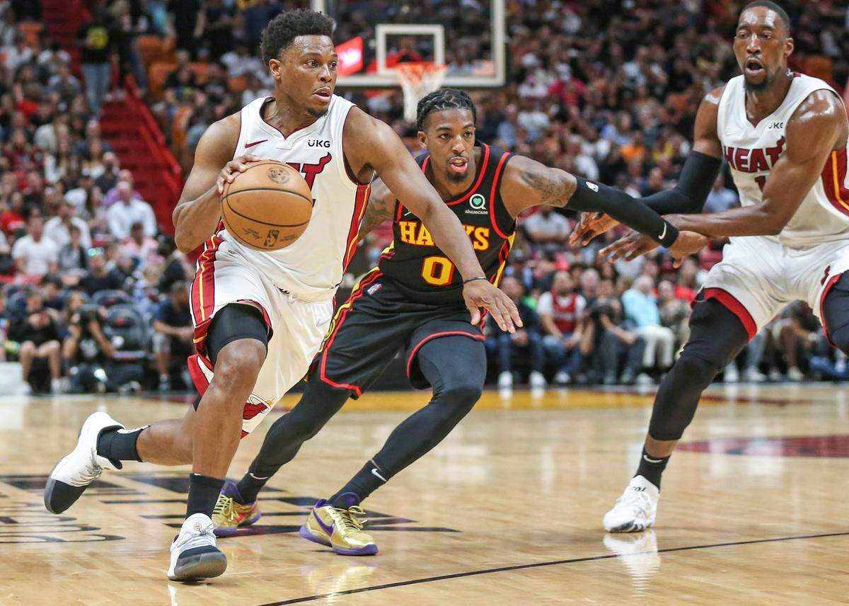 El armadro del Heat Kyle Lowry (izq.) conduce el balón ante la marca de Delon Wright, de los Hawks de Atlanta, celebrado el 8 de abril de 2022 en Miami.