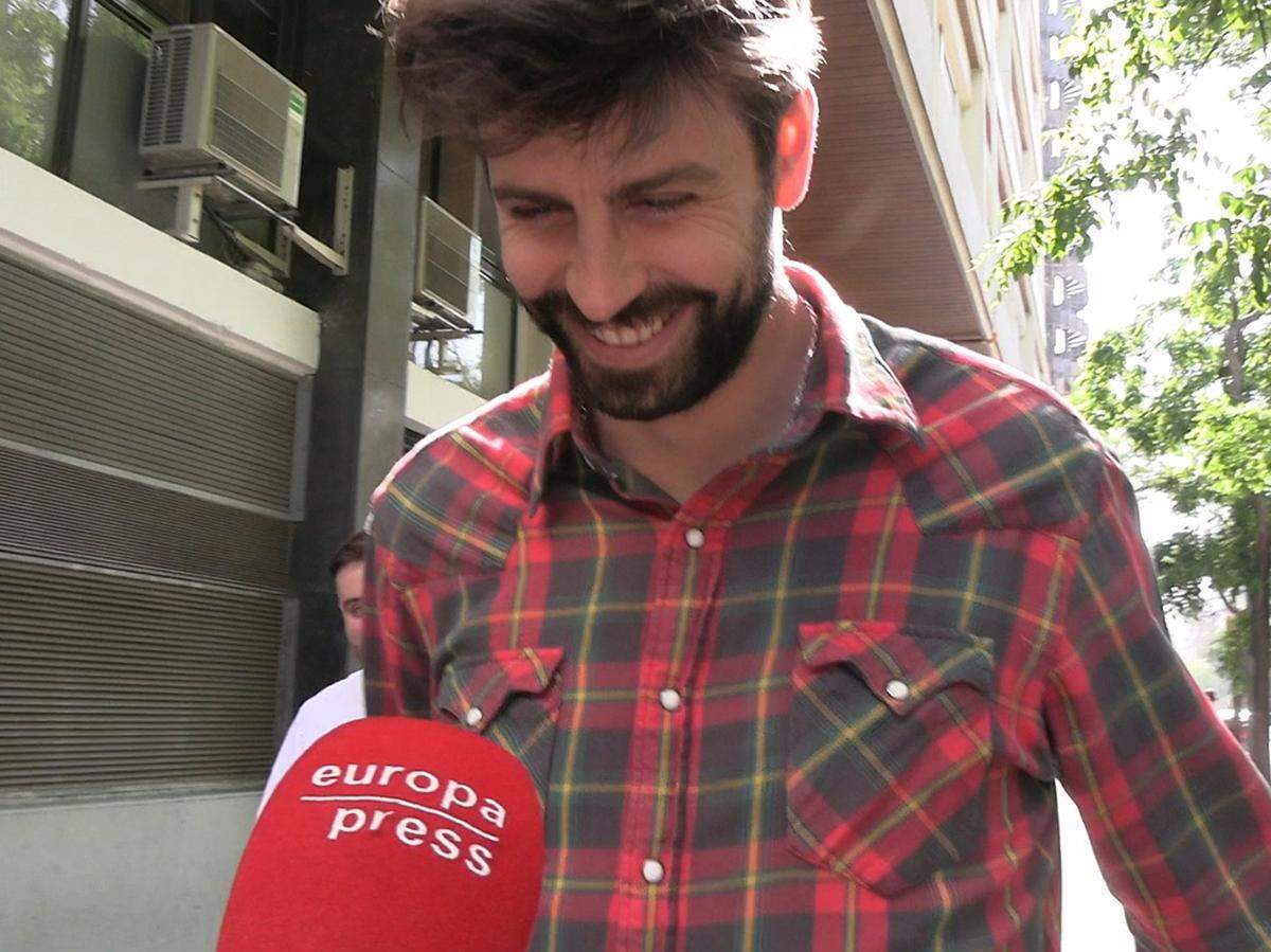 23/05/2023 Gerard Piqué se toma a risa las nuevas informaciones sobre su situación actual con Shakira. La situación actual entre Gerard Piqué y Shakira sigue cada día más tensa. El lanzamiento de la última canción de la colombiana, ‘Acróstico’, con la participación especial de Sasha y Milan, ha vuelto a sembrar la polémica. Según diferentes rumores, parece que el exfutbolista habría decidido no denunciar a su expareja por el bienestar de los niños y por la estabilidad familiar. EUROPA ESPAÑA SOCIEDAD