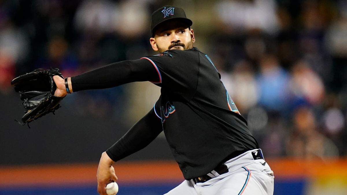 El abridor de los Marlins Pablo López lanza en el primer inning del partido ante los Mets, celebrado el 27 de septiembre de 2022 en Nueva York.