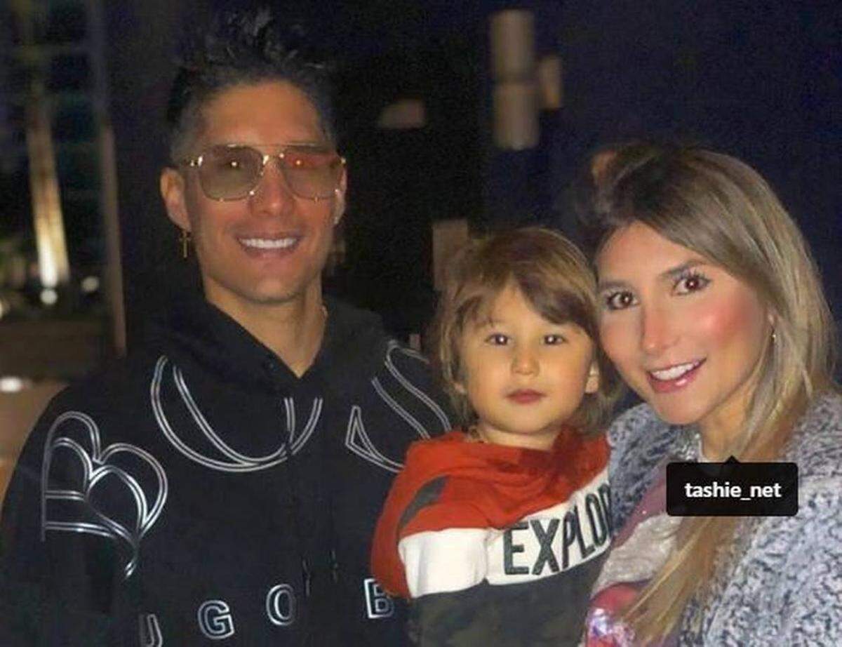 Chyno Miranda y su esposa Natasha con su hijo Lucca, de dos años.