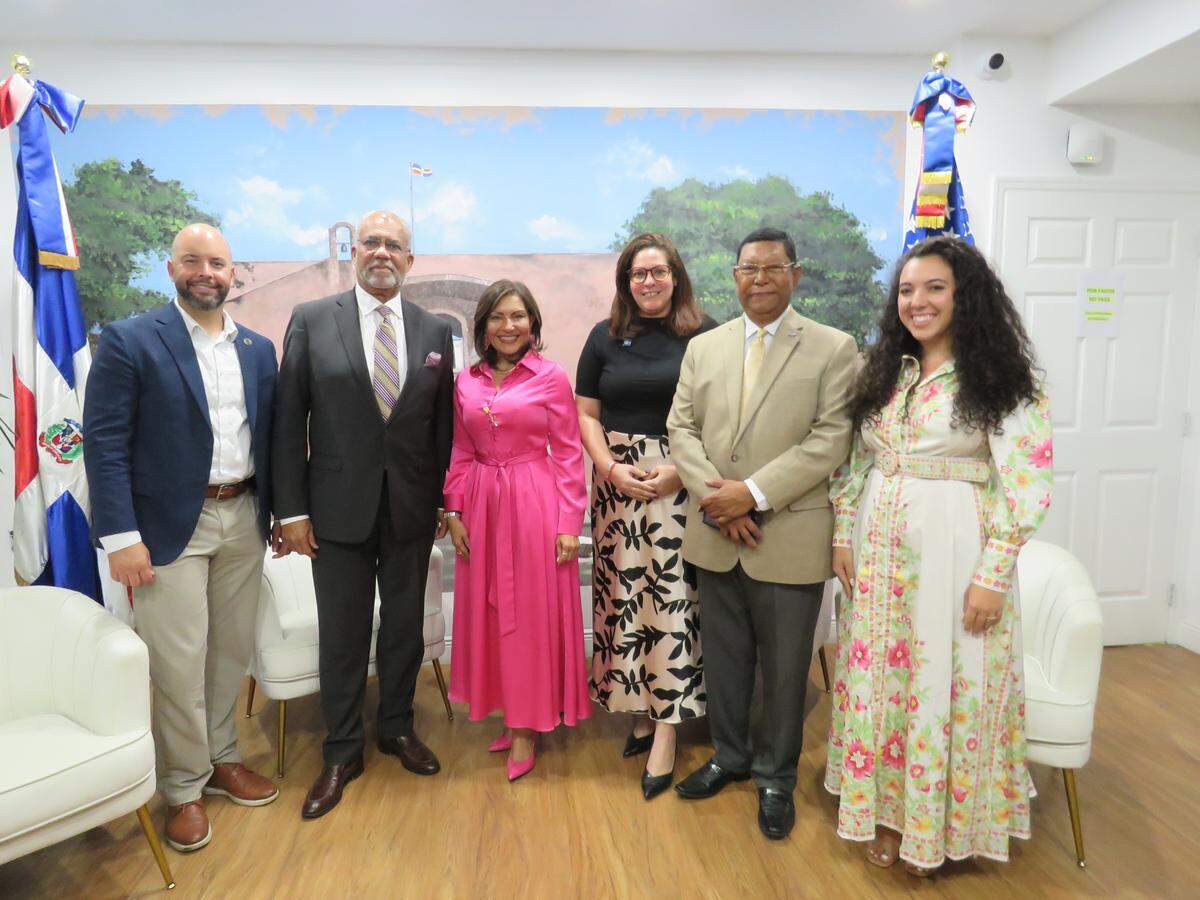 A forum on opportunities and investments in the Dominican Republic was held on September 3 at the Dominican Consulate in Miami. From left to right: Manny Cid, Gerard Philippeaux, Consul Geanilda Vásquez, Nidia Martínez Quezada, Pedro J. Díaz Ballester, and Eyvana Bengochea.