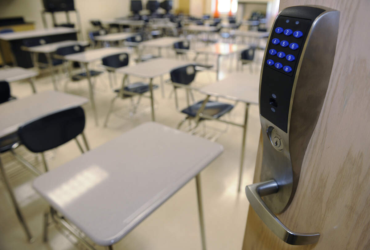 Pero ningún estudio independiente indica que los aparatos de alta tecnología que están comprando las escuelas vayan a salvar vidas, de acuerdo con dos informes del 2016 preparado por el Departamento de Justicia. En la foto una cerradura a prueba de balas instalada en una escuela de Luisiana.
