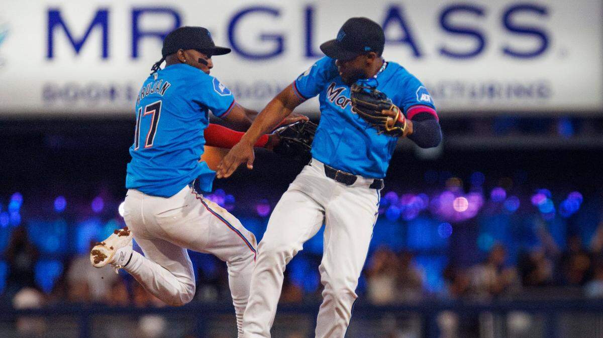 Los peloteros de los Marlins Otto López (der.) y Vidal Bruján celebran tras la victoria ante los Marineros de Seattle, en el partido celebrado el 23 de junio de 2024 en Miami.