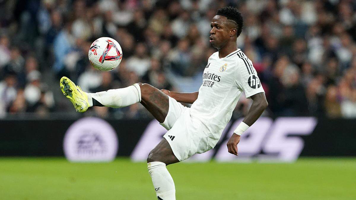 El delantero del Real Madrid Vinicius Junior domina la pelota en el partido de la liga española contra Barcelona, el 26 de octubre de 2024 en Madrid. 