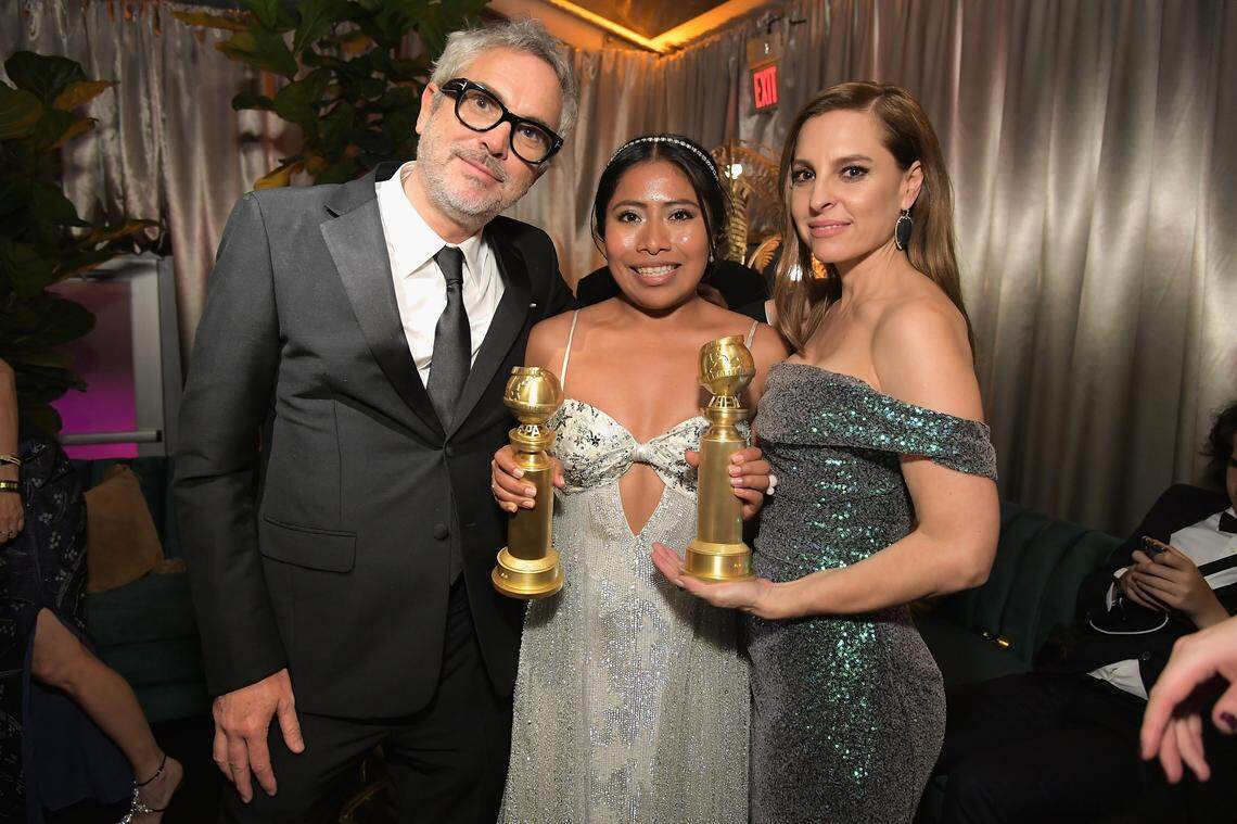 El director mexicano Alfonso Cuarón, con Yalitza Aparicio y Marina De Tavira, que interpretan a las protagonistas de ‘Roma’, ganador del Globo de Oro al Mejor director y a mejor película extranjera, el 6 enero de enero, en Los Angeles.