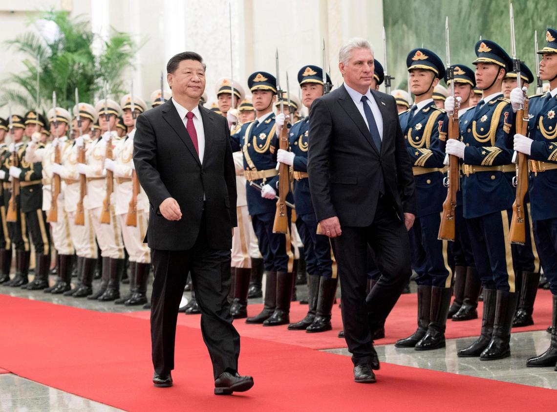 El presidente chino Xi Jinping (izq) y el mandatario cubano Miguel Díaz-Canel pasan revista a la guardia de honor en una ceremonia de bienvenida en el Gran Salón del Pueblo en Pekín.