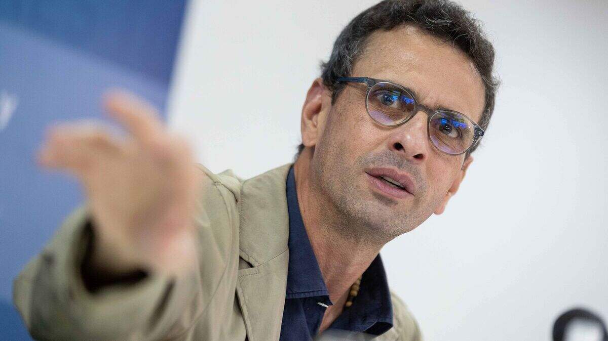 El dirigente opositor Henrique Capriles anunció en X que 13 presos políticos venezolanos fueron excarcelados el domingo, 24 de agosto de 2025. En la foto, Capriles da una conferencia de prensa el 23 de noviembre de 2021.