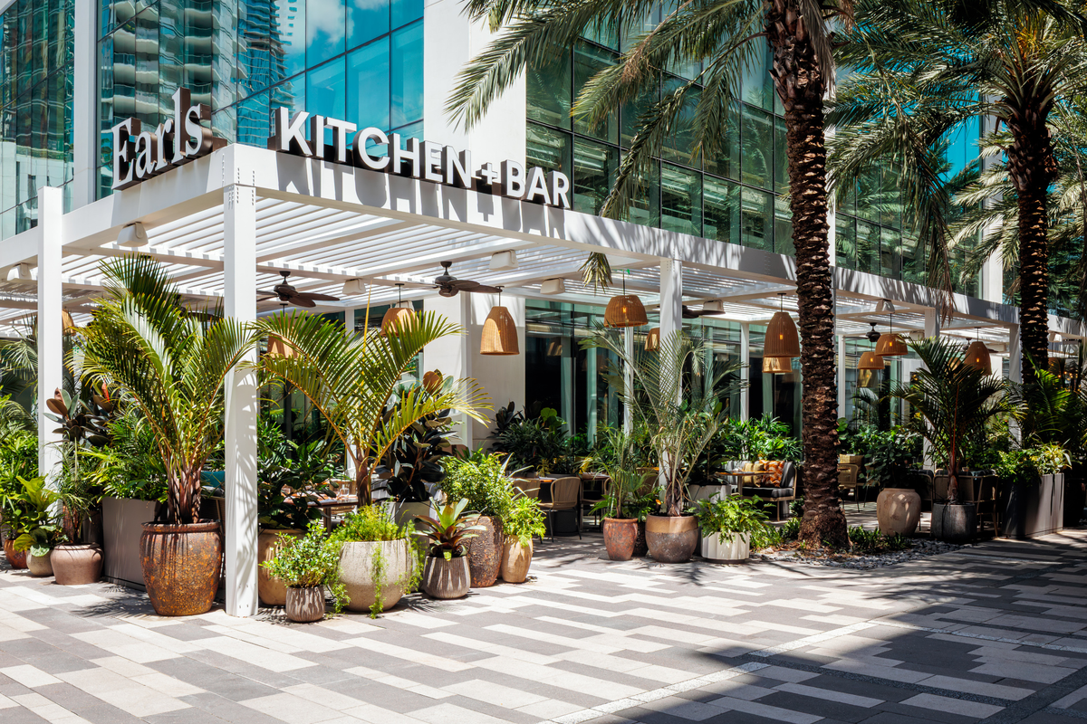 El restaurante se encuentra a pocos pasos de Sixty Vines en Miami Worldcenter.
