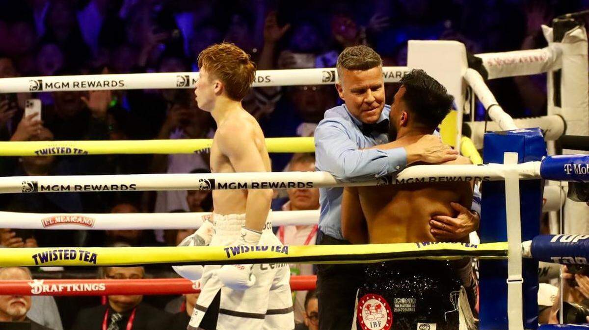 Naoya Inoue (izq.) derrotó por nocaut técnico a Ramón Cárdenas, en la cartelera celebrada el domingo en la T-Mobile Arena de Las Vegas, Nevada.