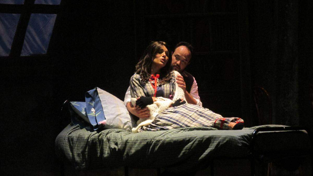 Nathalie Avila y Derrek Stark en una conmovedora escena de 'La Boheme'.