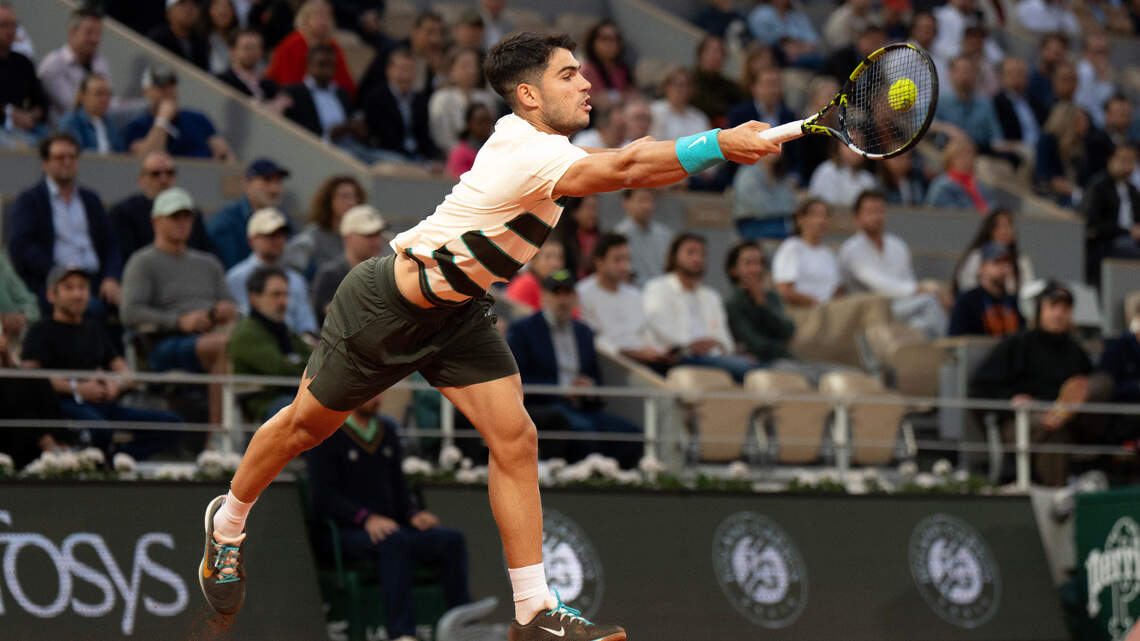 Alcaraz gana con autoridad y se planta en semifinales en el Abierto de Francia