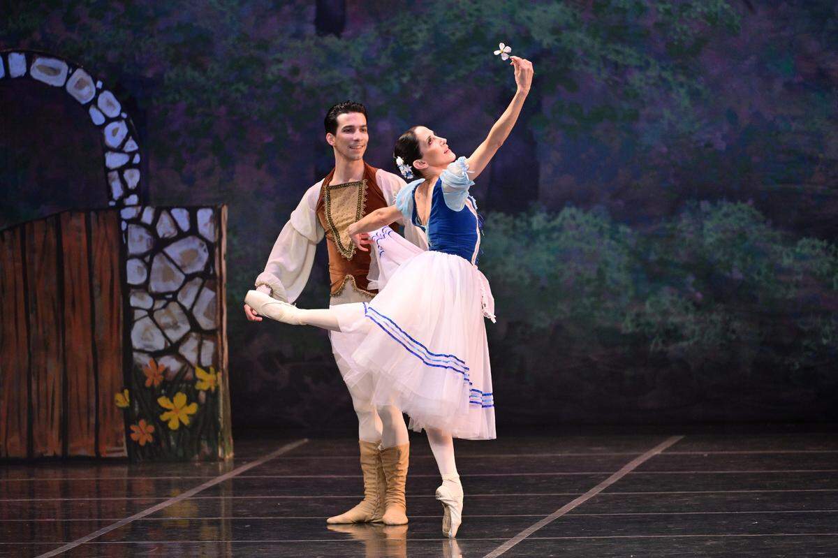  María Eugenia Herrera (Giselle) y Jorge Óscar Sánchez (Albrecht) en el pas de deux del primer acto de “Giselle”, el viernes 9 de febrero en el Miami-Dade County Auditorium. 