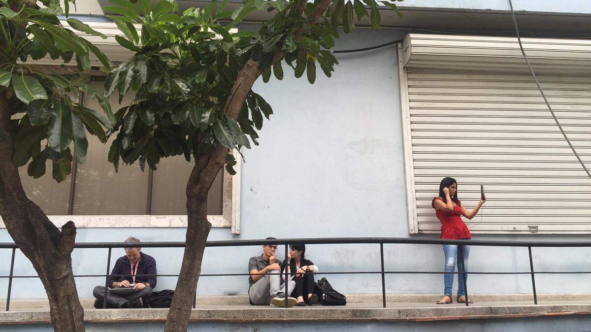 Apagones y caídas de internet, son algunos de los problemas que sufren los jóvenes en Cuba.