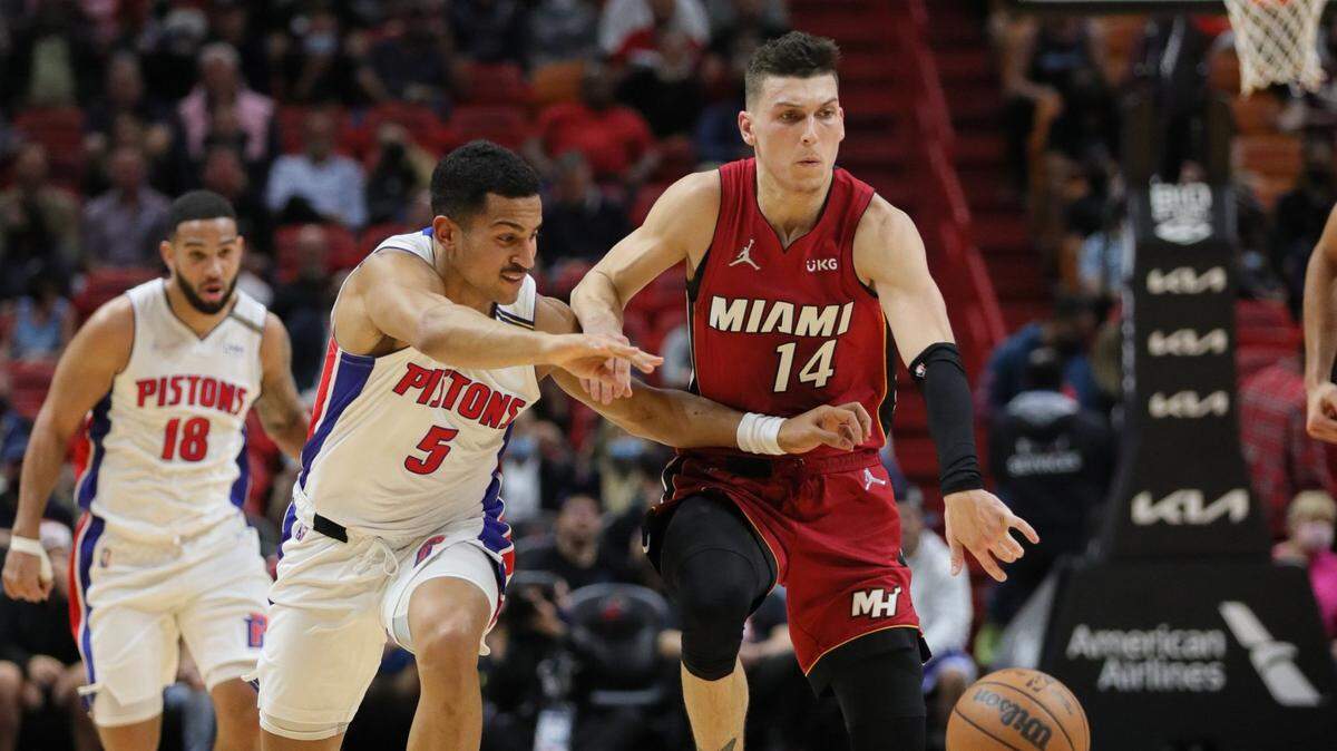 El escolta del Heat Tyler Herro entra al aro ante la marca de Frank Jackson, de los Pistons de Detroit, en el partido celebrado el 23 de diciembre de 2021 en Miami.