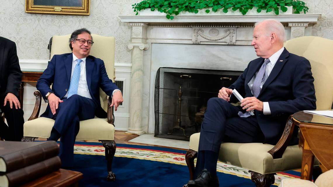 El presidente de Estados Unidos, Joe Biden, a la derecha, habla durante una reunión bilateral con el mandatario de Colombia, Gustavo Petro, en la Oficina Oval de la Casa Blanca en Washington, DC, el 20 de abril de 2023.