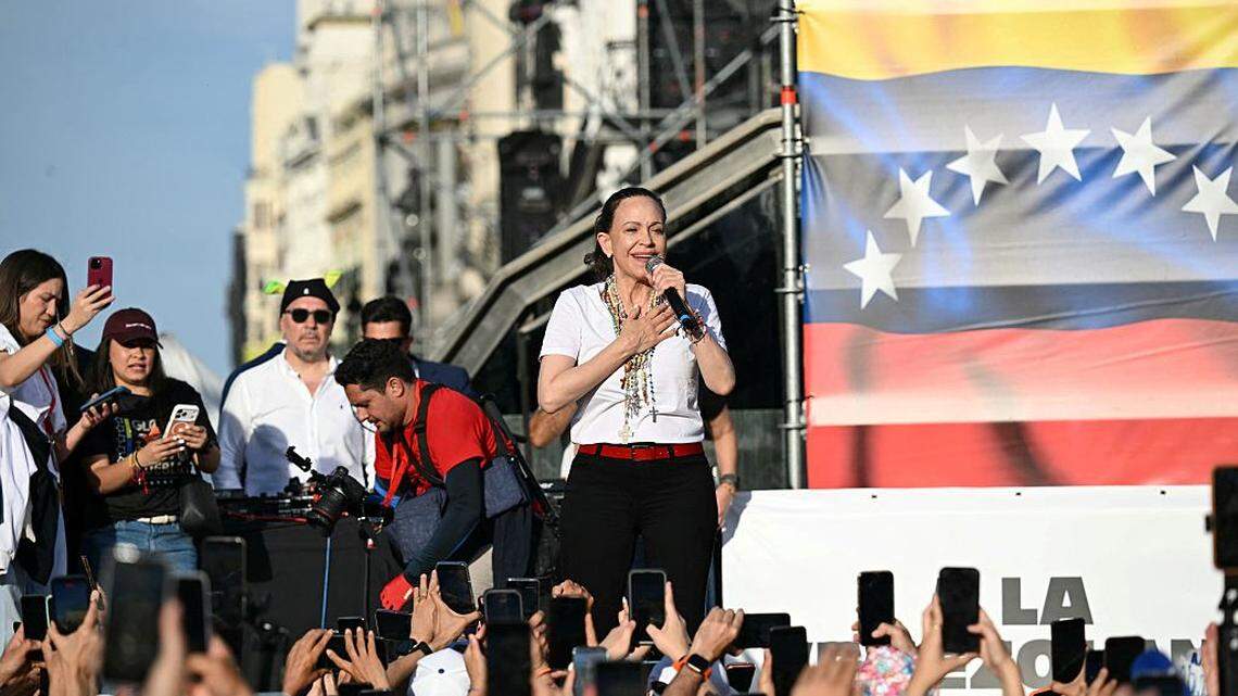 La líder de la oposición venezolana, María Corina Machado, se dirige a sus seguidores desde el escenario en la Puerta del Sol de Madrid el sábado, 18 de abril de 2026.