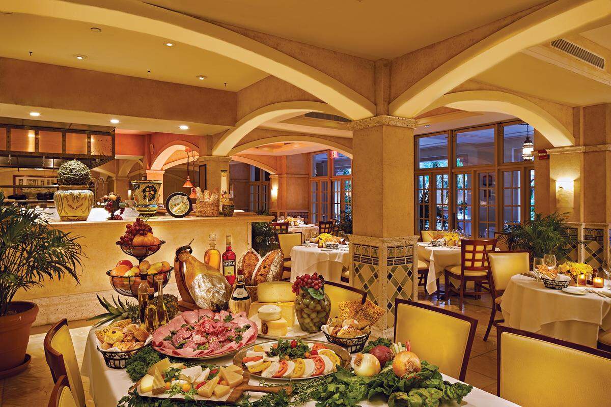 En Coral Gables, el histórico Hotel Biltmore presenta cena, música en vivo, postres lujosos, luces láser, fuegos artificiales y cigarros enrollados a mano o puros. La cena de fin de año Fontana, del chef Giuseppe Galazzi es a $120, de 5 a 10 p.m.